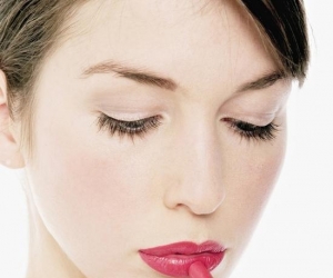 韩式美妆学起来 一支红唇膏打造四种唇妆风格
