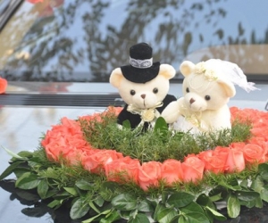 婚车鲜花装饰具备四个特点