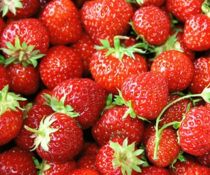 春季第一果 吃草莓掌握“321原则”