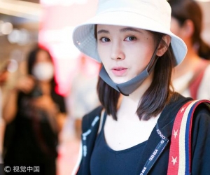 ＂四千年美女＂鞠婧祎短裤秀美腿 戴渔夫帽俏皮可爱