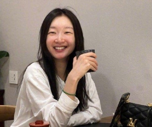 周冬雨反季节穿棉衣喊网友猜地名 晒素颜随拍笑容纯澈