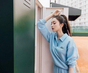娜扎穿天蓝色运动服打网球 头扎高马尾干练有活力