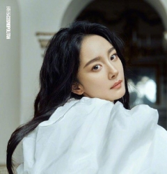 杨幂穿刺绣上衣帅气迷人 着白色长裙化身古堡女神